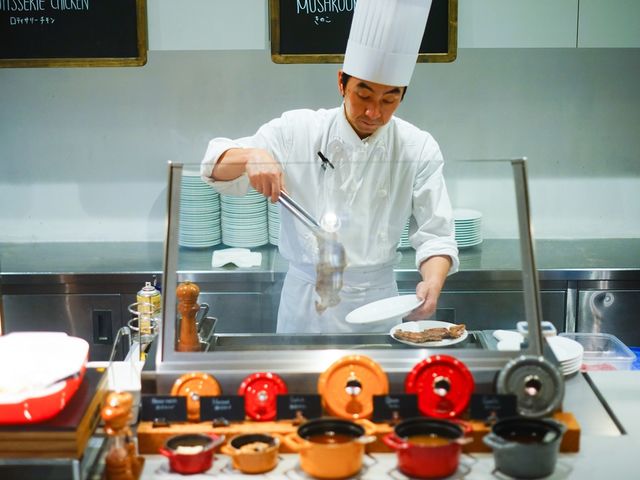 ライブキッチンでは目の前でステーキや野菜を調理しております。
熱々出来立てのお肉は両若男女問わず愛されております。_コートヤードマリオット銀座東武ホテル