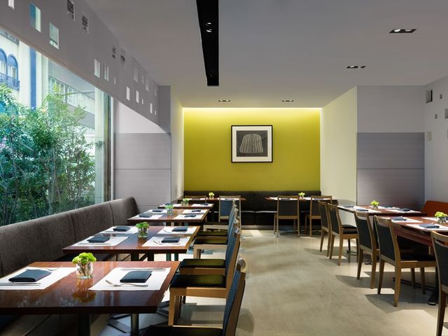 白を基調とした壁にランチ、ディナーで照明を変えガラリと雰囲気を変える店内。ランチは清々しく華やかに、夜はムーディーな雰囲気で。_コートヤードマリオット銀座東武ホテル