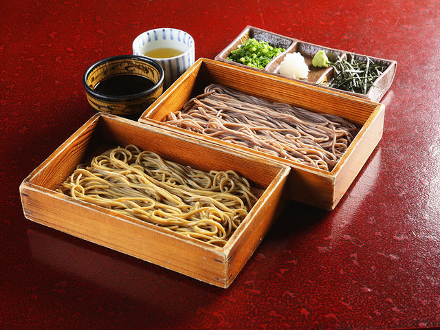 当館より徒歩2〜3分の所にある「そば・うどん処田舎家」。
田舎家名物の「元祖韃靼そば」は女性に人気!_奥道後 壱湯の守