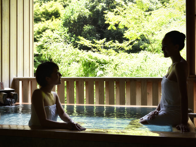 大自然を間近で体感しながら入浴を楽しめる「貸切露天風呂」。※有料にて利用可能_奥道後 壱湯の守