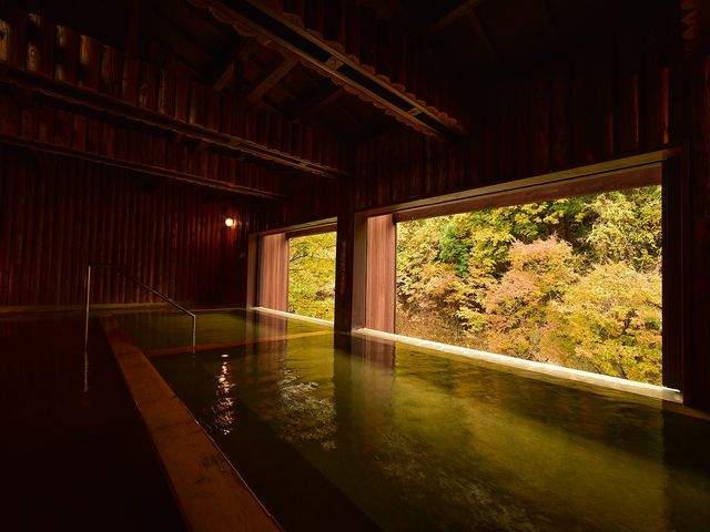 米代川の渓流と自然庭園を望む半露天風呂「せせらぎの湯 和(なごみ)」。_四季彩り 秋田づくし 湯瀬ホテル