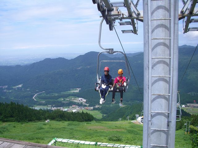 トレッキングやジップラインに利用されています。_立山山麓スキー場