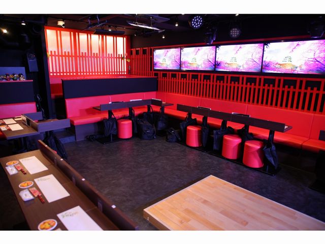 遊郭をイメージした赤格子で雰囲気のある店内_ARISE舞の館