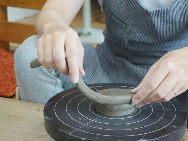 「手ろくろ」でカップを作陶中です_工房聖庵