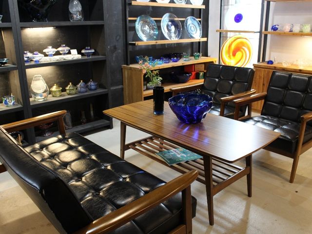 店内奥はソファコーナーがあり、沖縄県認定工芸士の作った作品をゆっくり見ることができます_RYUKYU GLASS WORKS 海風