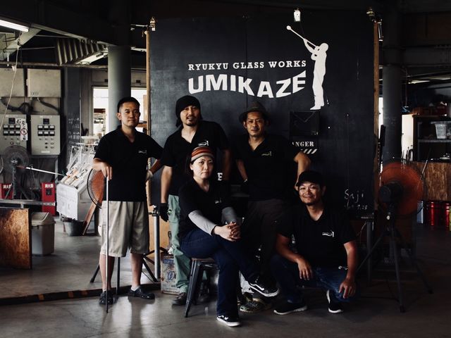 工房には4人の沖縄県認定工芸士が在籍しています。_RYUKYU GLASS WORKS 海風
