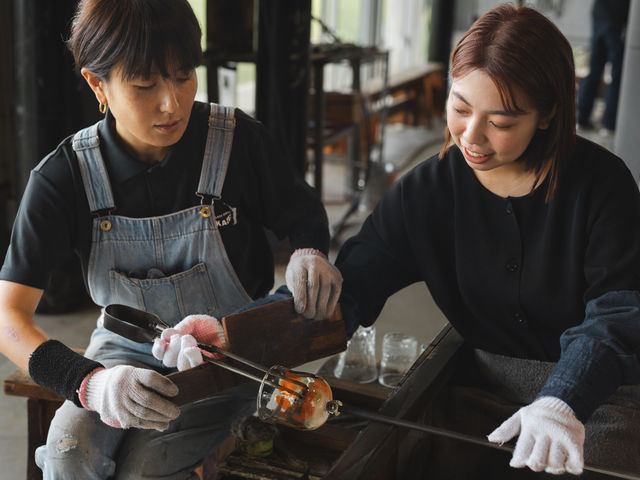 緊張しますが、熟練の職人がサポートしますのでご安心ください。_RYUKYU GLASS WORKS 海風