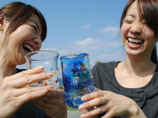 出来上がったグラスで乾杯♪_RYUKYU GLASS WORKS 海風