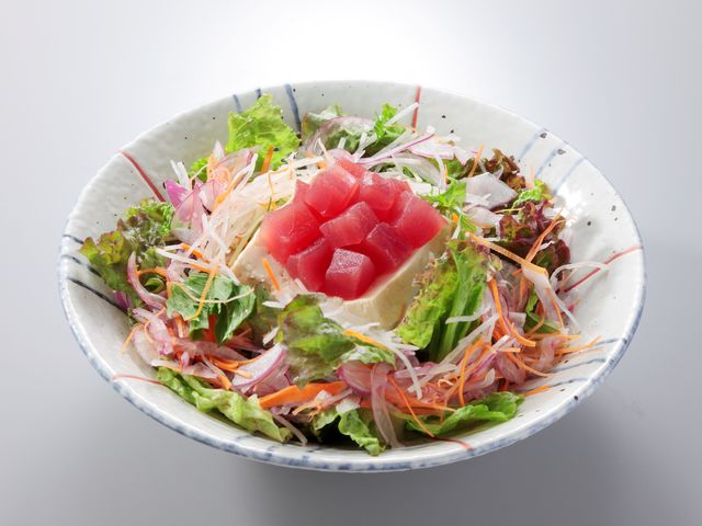 まぐろと豆腐のサラダ_御食事処 大漁市場