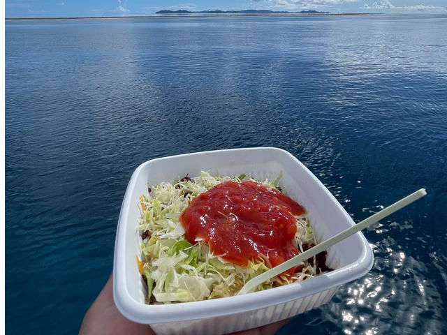 沖縄の海の上で食べるタコライスは別格に美味しいです!_KJ MARINE