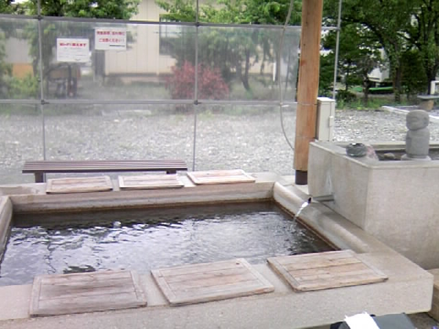 石和源泉足湯ひろば