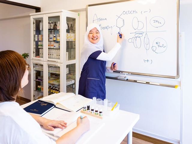 講座は楽しく笑いが絶えないと好評_Baraka Aroma School