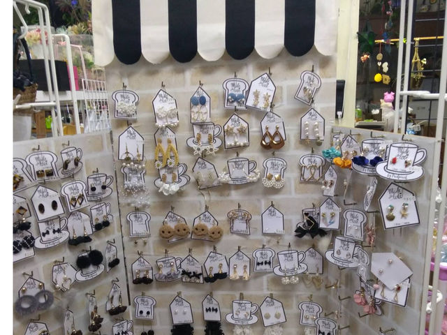 ハンドメイドアクセサリーもプチプラで販売しております。他沢山の作家さんの作品もあります_ポーセラーツサロン パイドピーチ