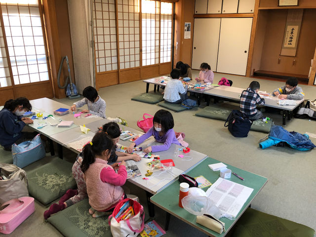 教室の様子です。(現在は対面ではなく、全員前向きに座るようにしています。)_絵画造形教室アトリエキッズ