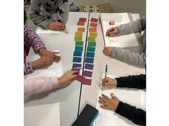色の学び。色カードで神経衰弱をしたり、並べてみたり、楽しんで勉強しています。_絵画造形教室アトリエキッズ
