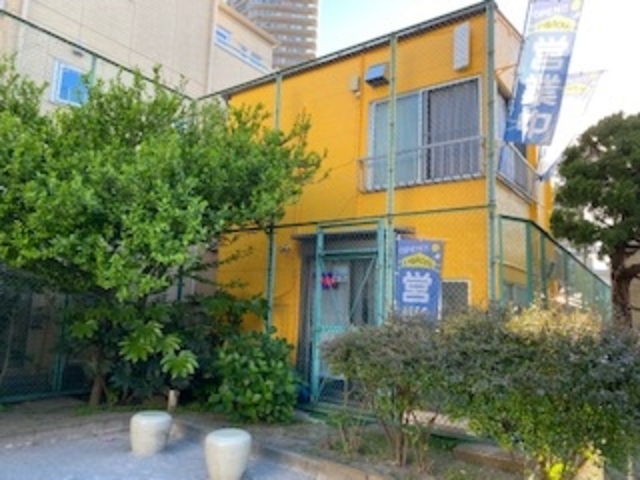 北大塚二丁目公園に隣接した黄色い一戸建てです(入り口は反対側)_いぬのじかん 大塚店