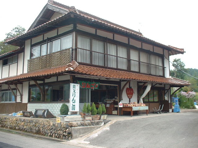受付と清算はこちらの建物でお願いします_青才りんご園