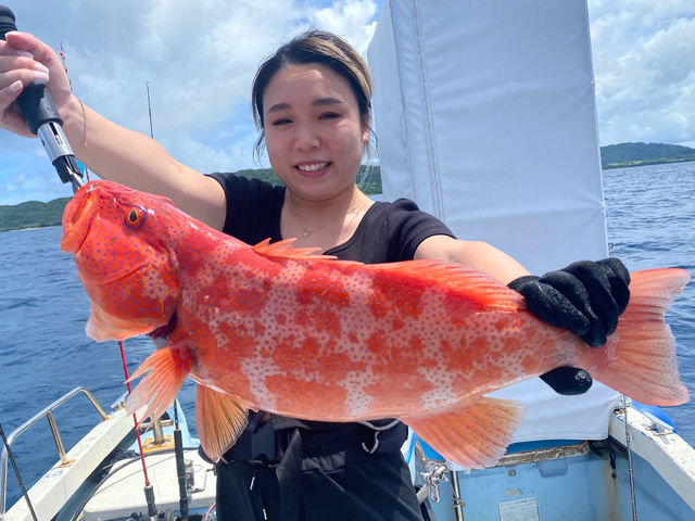 【半日大物釣りツアー】餌となる小さな魚を釣って釣れた魚を餌にして泳がせて大物を狙います。沖縄三大高級魚の「アカジンミーバイ」もこの釣り方で釣れます。_初心者専門釣り船 フィッシュソング