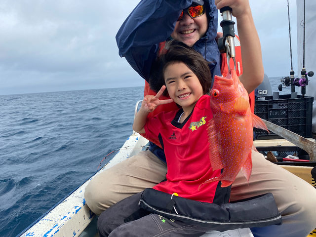 初めて釣ったお魚に大興奮♪♪とってもいい笑顔!!_初心者専門釣り船 フィッシュソング