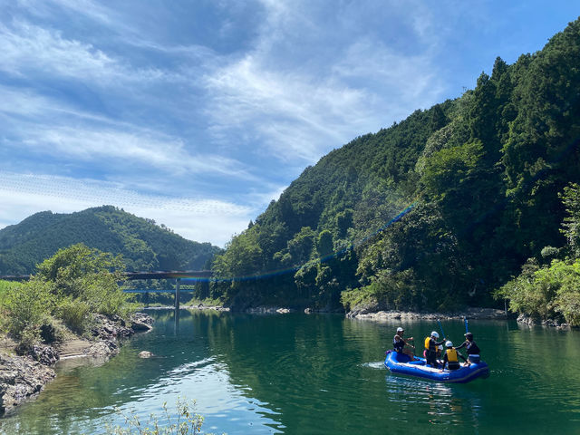 流れの緩やかな所では、色んな遊びをしたり飛び込んだり!_デッキーズラフティング