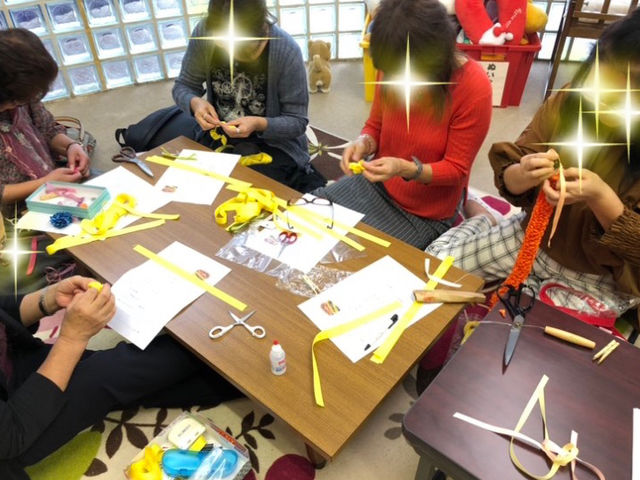 保育室での作業(赤ちゃん連れの方がいらした場合はこちらで講習となります)_りぃりぃぷかリボンレイ教室