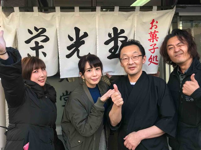 増田俊樹さんのスタッフさんたちと店の前で記念撮影。_新宿栄光堂