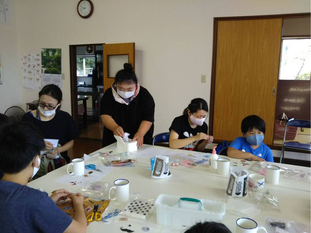 デコナップビーズ、デコパージュでのコーヒーカップ作り体験の時の子供会の様子です_ミサミサのHappy House