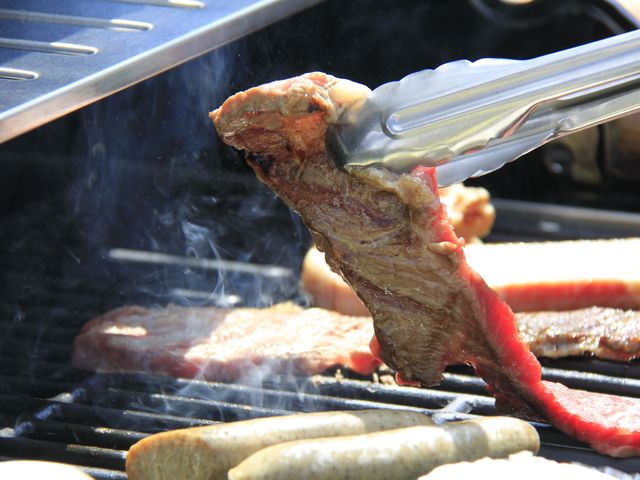 バーベキューグリルを使用した本格BBQ_シルバンズ