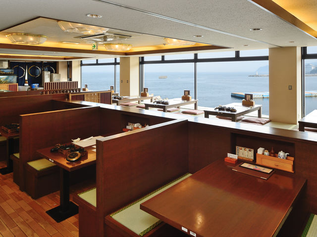 【店内】海一望!抜群なロケーション_ホテル・サンミ倶楽部 別館 でん助茶屋