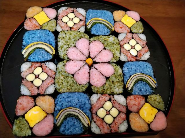 キラキラ☆モザイク巻き
4種類の和柄を美しく並べて
パーティーに最適です_デコ巻きずし教室 キッチン・ルアナ