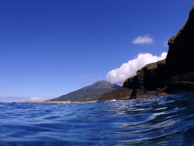 横間ヶ浦から観える八丈小島と八丈富士_hilo10