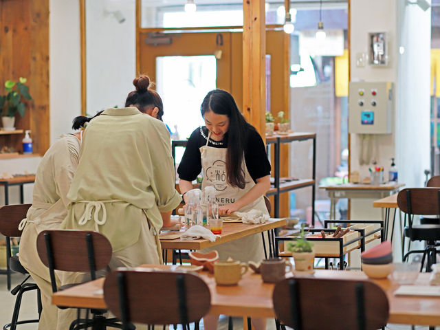 おしゃれで広々とした店内で陶芸をお楽しみください_CONERU nendo shop&space