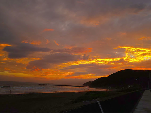 自然の中でサーフィンを楽しみ、最後に綺麗な夕焼けがサーフィンスクールを締めくくります。_ALOHA SURFING SCHOOL