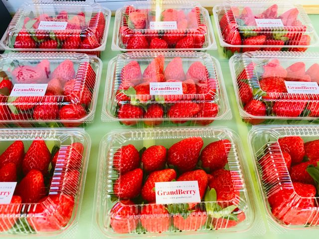 いちごの直売もしておりますので、お土産でもどうぞ(^^)_GrandBerry