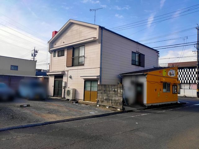 西向き外観 一方通行を入ると駐車場があります_おいらん変幻処椛かぐらinヘアーサロンCREA