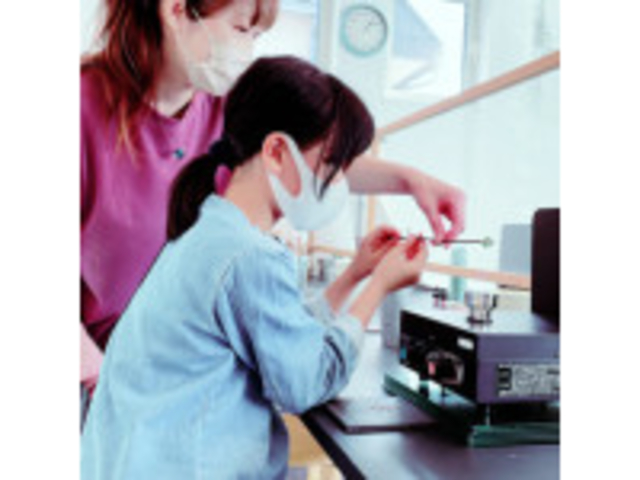 マンツーマンで指導。とんぼ玉体験は10歳から_The Art Studio8