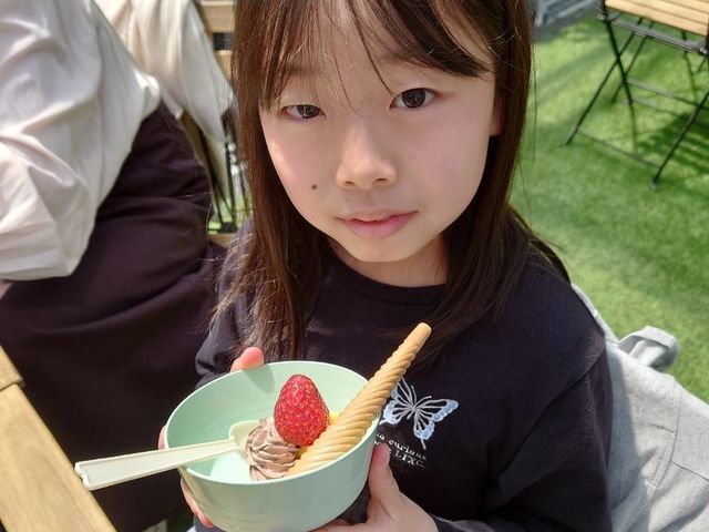 お好みのイチゴで、ミニパフェ♪_ベリーパーク京都ひよし山の家
