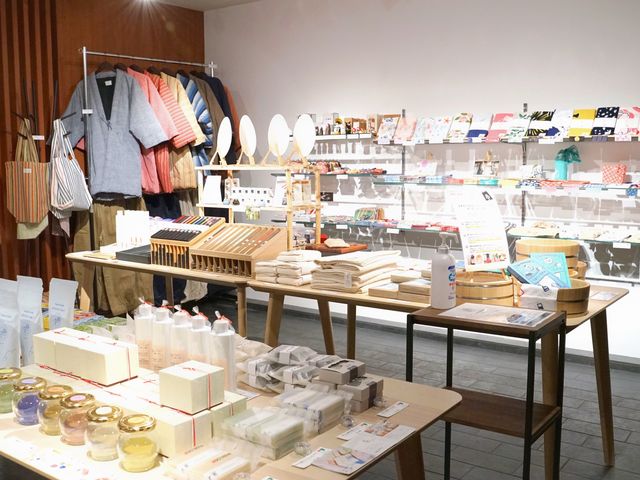 下駄や雪駄、作務衣、もんぺ、タオル、手拭い、化粧品、入浴剤、湯桶など、300種類以上の珍しいアイテムがズラリ。_Kurokawa Onsen 湯旅屋 黒川堂