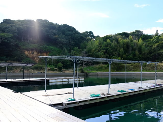 日よけシェードを設置しています_釣り公園 佐助屋