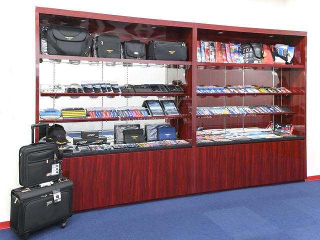 併設のショップ。オリジナル商品も購入可能です。_SKY Experience