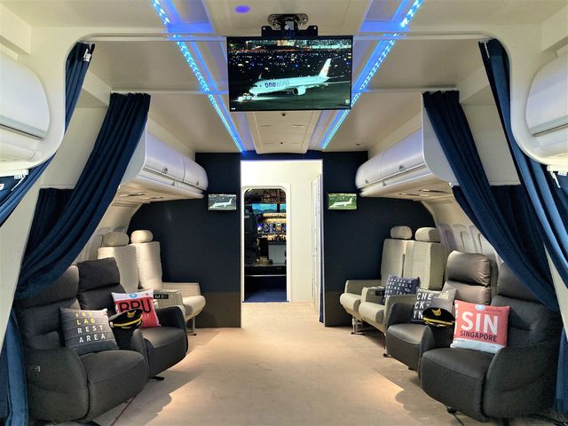 ブリーフィングを行うキャビンモックアップ。実際の航空機パーツを使用。_SKY Experience