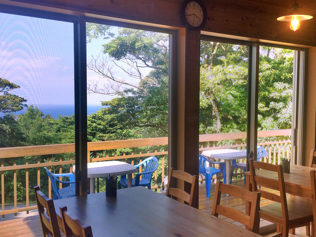 海を眺めながらログ付け
明るい陽が入り込む店内は木の香りが漂います。_屋久島ダイビングサービス もりとうみ