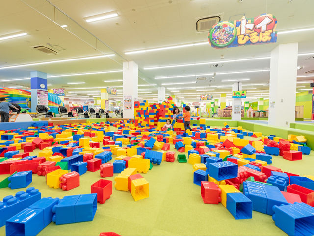 「トイひろば」では、巨大なブロックやごっこハウスを多数設置!おうちではできない遊びができます♪_ファンタジーキッズリゾート名古屋北