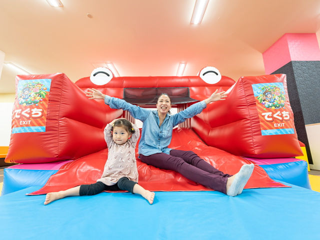 「ふわふわエリア」には、親子で楽しめる大型のふわふわ遊具がいっぱい!_ファンタジーキッズリゾート名古屋北