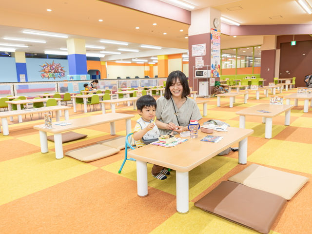 「ピクニックエリア」にはお食事のお持ち込みが可能!家族みんなで一日過ごせます。
※福岡店にはレストランの併設はございません。_ファンタジーキッズリゾート福岡