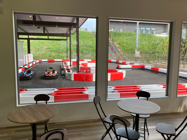 屋内からでも走行の様子がご覧いただけます。_Amazing Kart ISK イオンモール土岐店