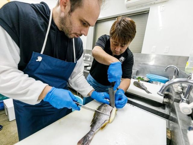 鮮魚のさばき方を学べます【地元鮮魚店プレミアムバックヤード体験 〜高級食材を匠の技で〜】_一般社団法人 志摩市観光協会
