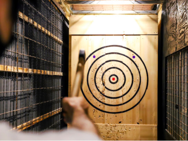 アメリカで大流行中の『AXE THROWING』通称『斧投げ』。新感覚の遊びとしてもスポーツとしても楽しめます。_Axe Shisha Cafe A×S
