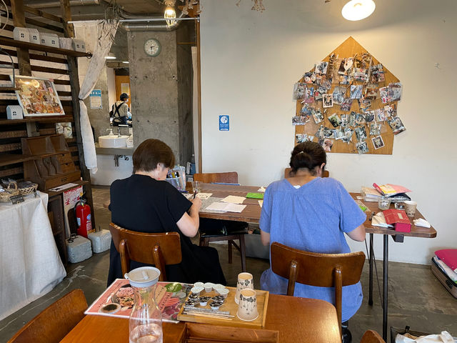オシャレな店内で描けます!_筆文字アート己書 すずらんらん道場 ドックカフェ幸座