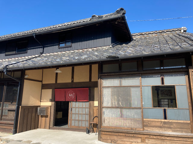 築87年の古民家です♪
春にはツバメが子育てをしています!
玄関向かって右側の扉がバリアフリーになっています^_^_和〜くショップ甘美(canbe)